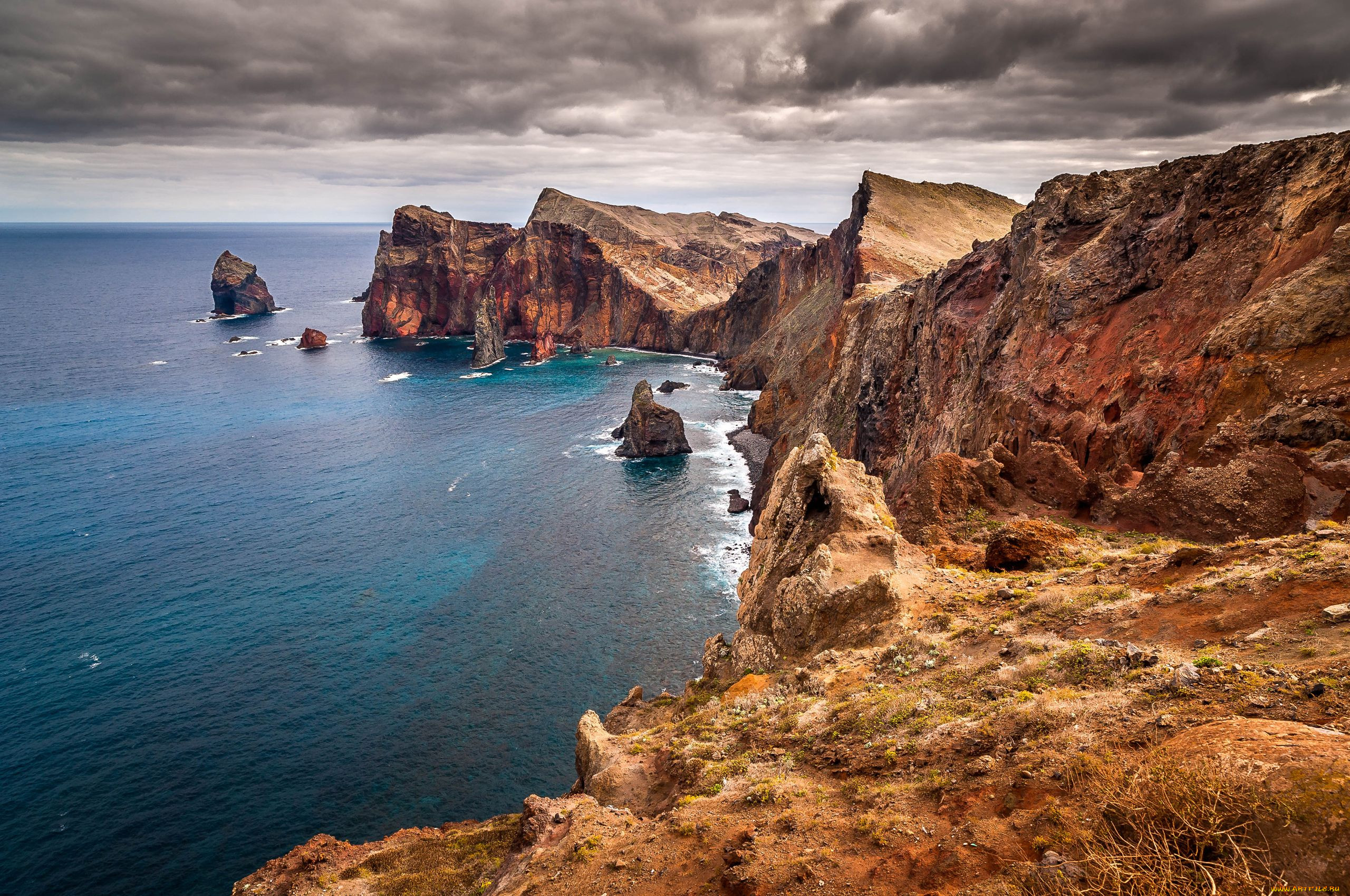 Побережье это. Мадейра скалы море. Юг Португалии скалы океан. Скалистый берег Анапа. Утесы Португалия.